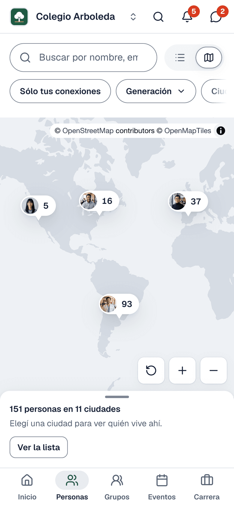 App móvil nativa de Alumnia mostrando el mapa de exalumnos