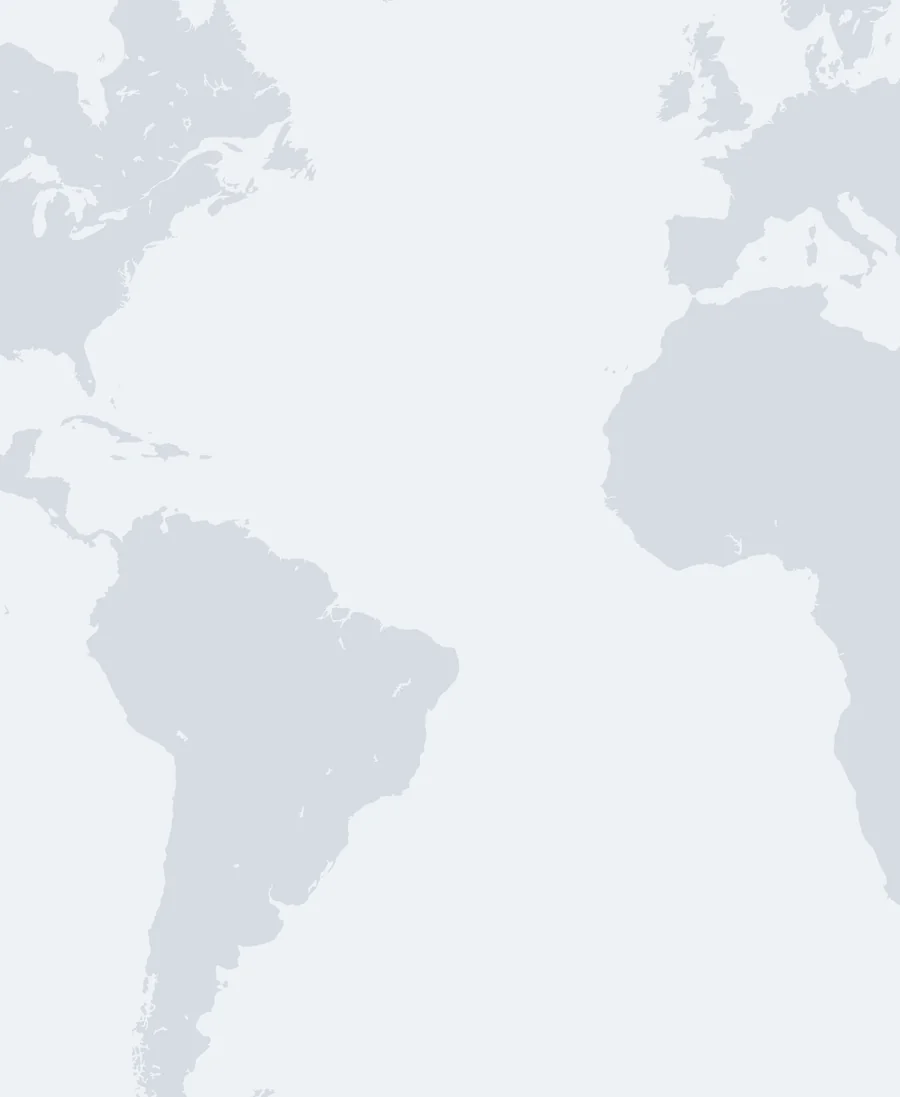 La carte des membres d'Alumnia : les anciens regroupés par ville entre les Amériques et l'Europe, la fiche de Madrid ouverte avec un événement à venir, et celle d'une ancienne qui propose du mentorat